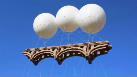 İtalya'da uçan köprü görenleri şaşırttı